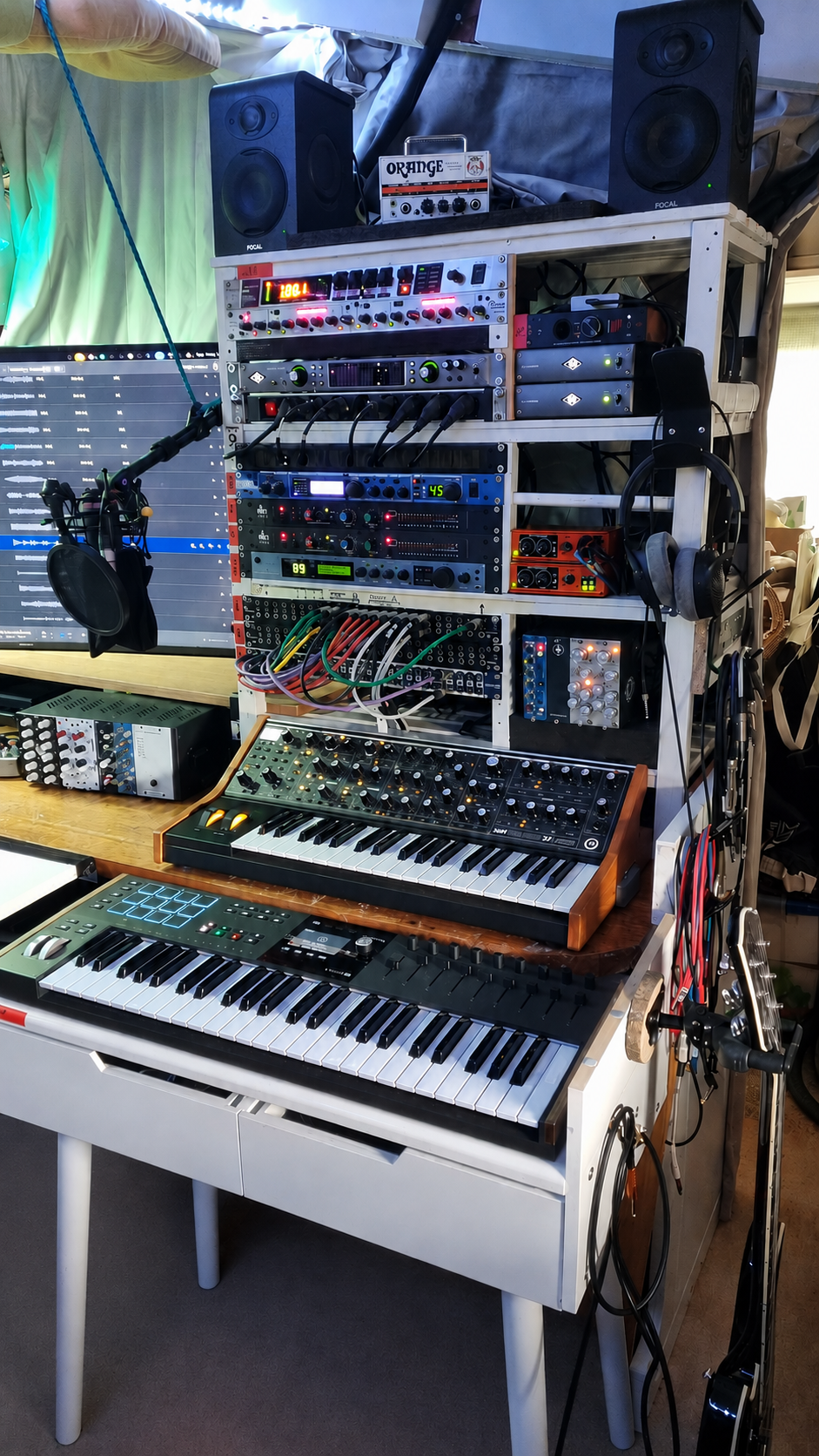 Rack et machines analogiques utilisées dans l'atelier Floced