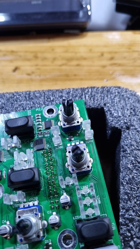 Carte électronique en cours de réparation dans l'atelier Floced