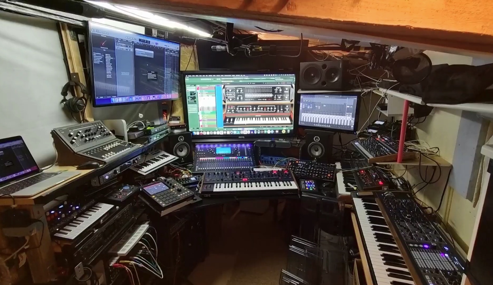 Studio Floced avec claviers, machines et écrans de production